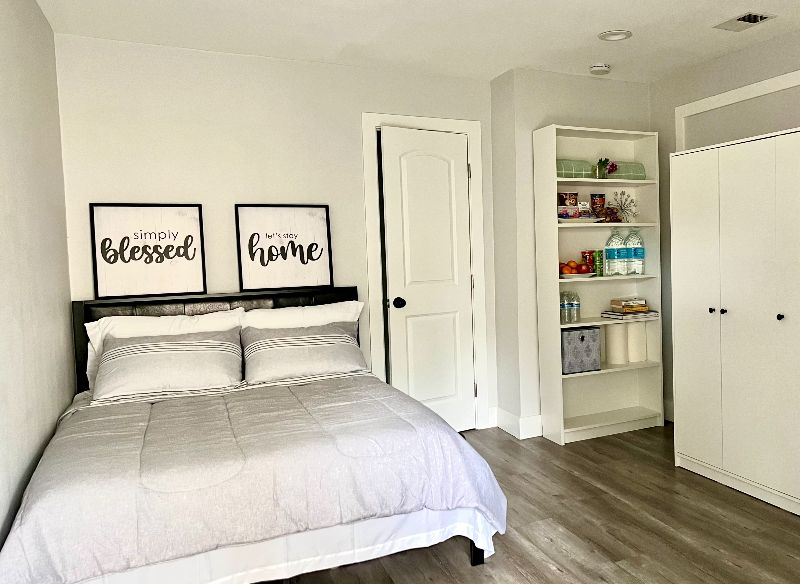 Private Entrance bedroom with ensuite bathroom - Photo 4