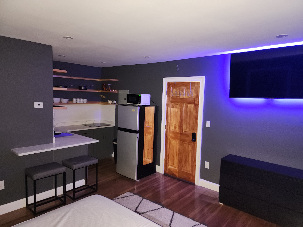 Studio Apt & Two Bedroom Apt - Photo 7