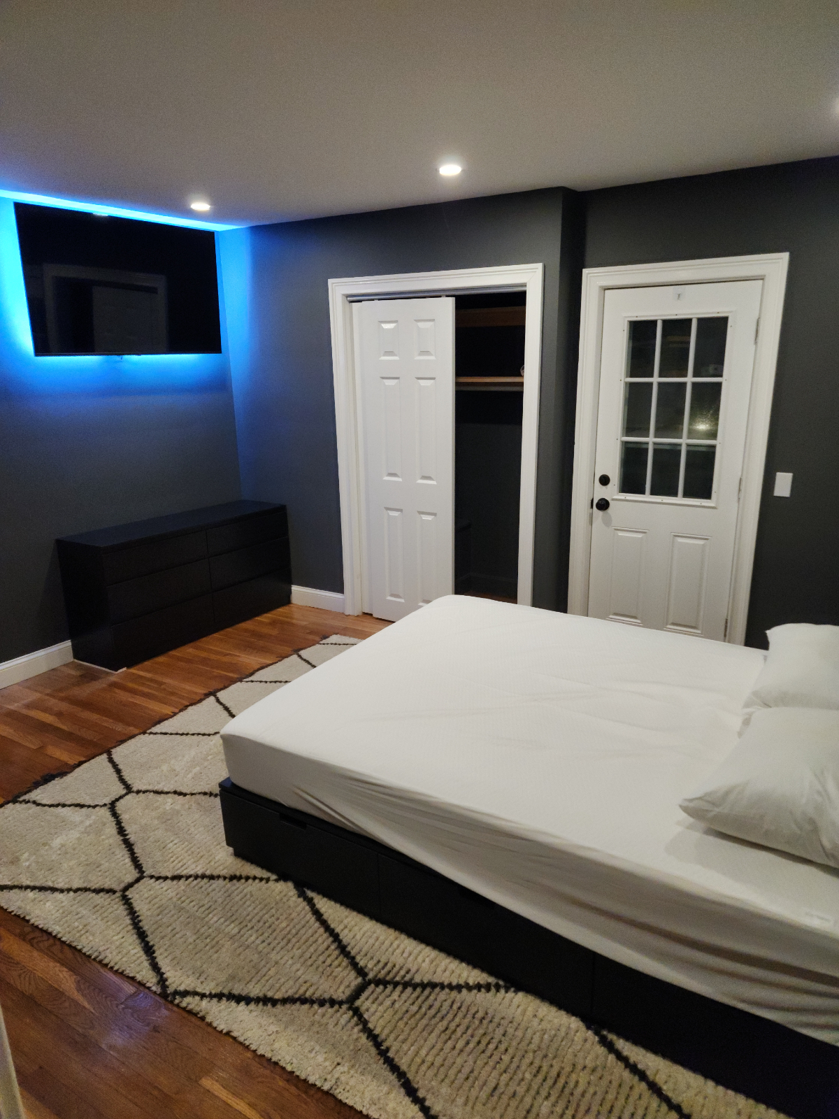 Studio Apt & Two Bedroom Apt - Photo 8