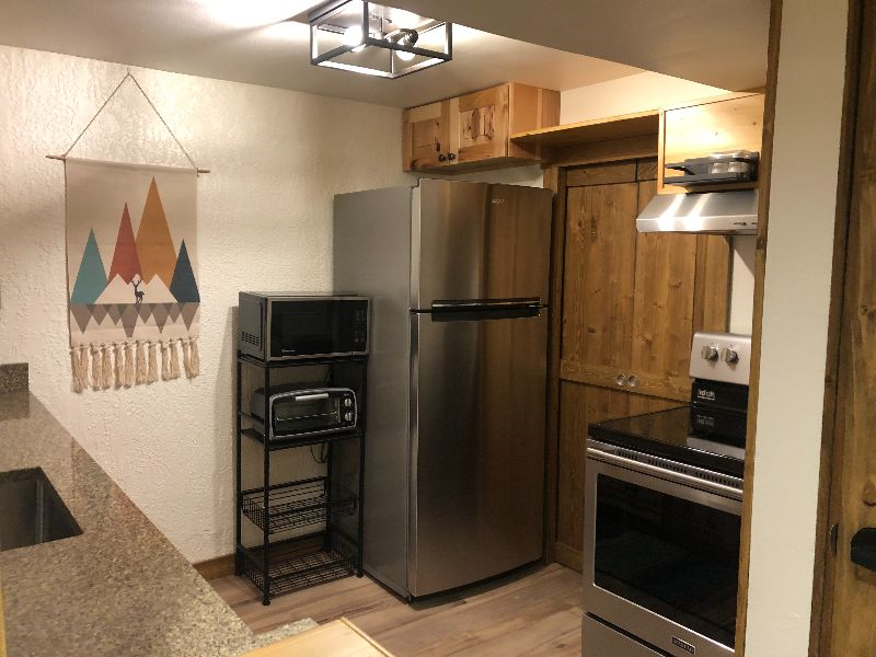 Newly Remodeled Private Apartment - Photo 11