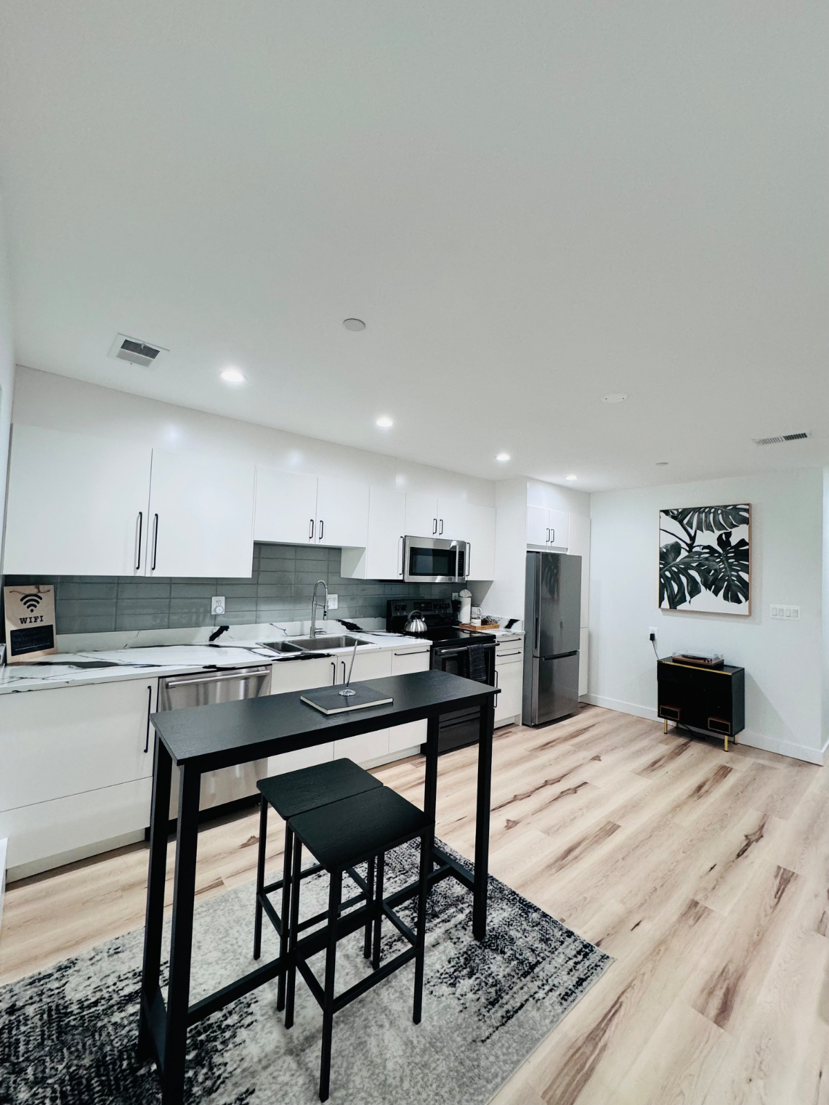 Modern and Mid-Century 2 Bed In the City - Photo 2