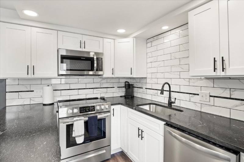 NEWLY REMODELED duplex in Farmington! Close to local hospitals! - Photo 3