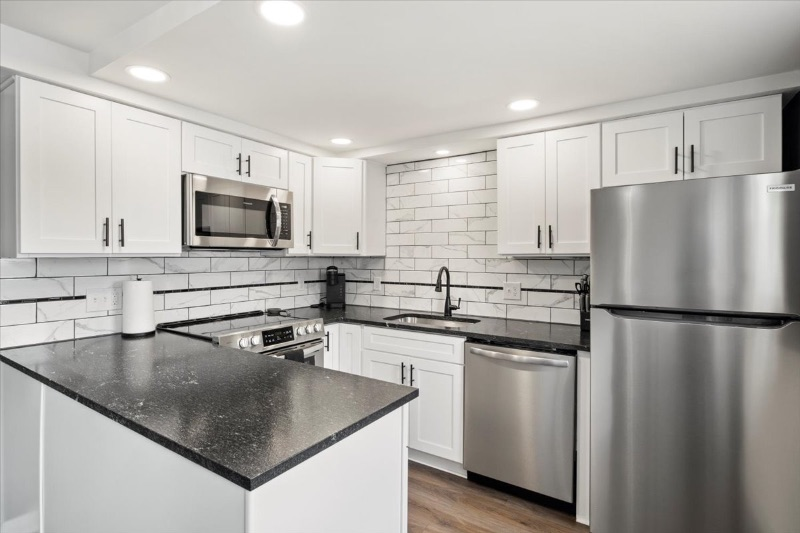 NEWLY REMODELED duplex in Farmington! Close to local hospitals! - Photo 4