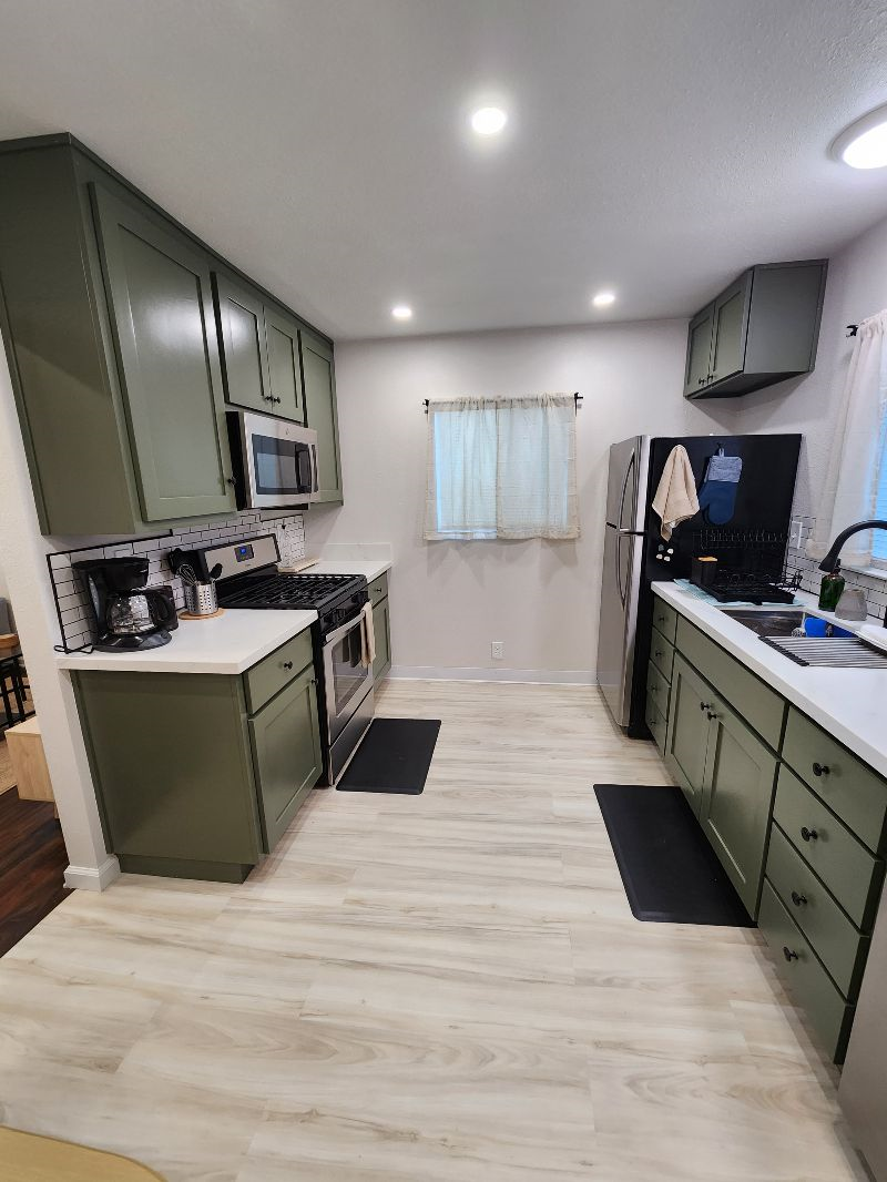 Stylish 2 Bedroom Home for Traveling Professionals - Photo 5