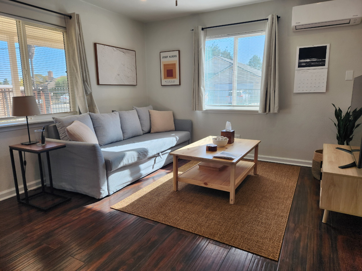 Stylish 2 Bedroom Home for Traveling Professionals - Photo 3