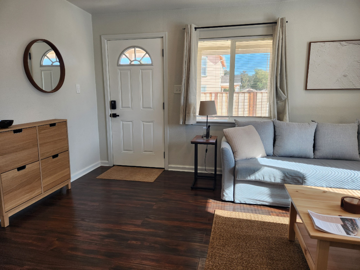 Stylish 2 Bedroom Home for Traveling Professionals - Photo 4
