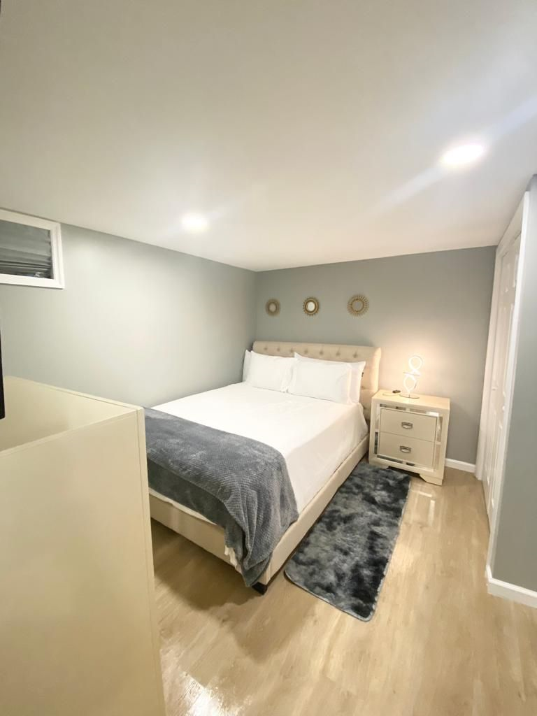 Lovely newly renovated 2bedroom in a nice quiet area very near to the Roosevelt mall an supermarket - Photo 1