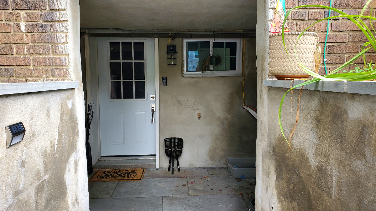 Beautiful Basement Apartment with Private Entrance. - Photo 1