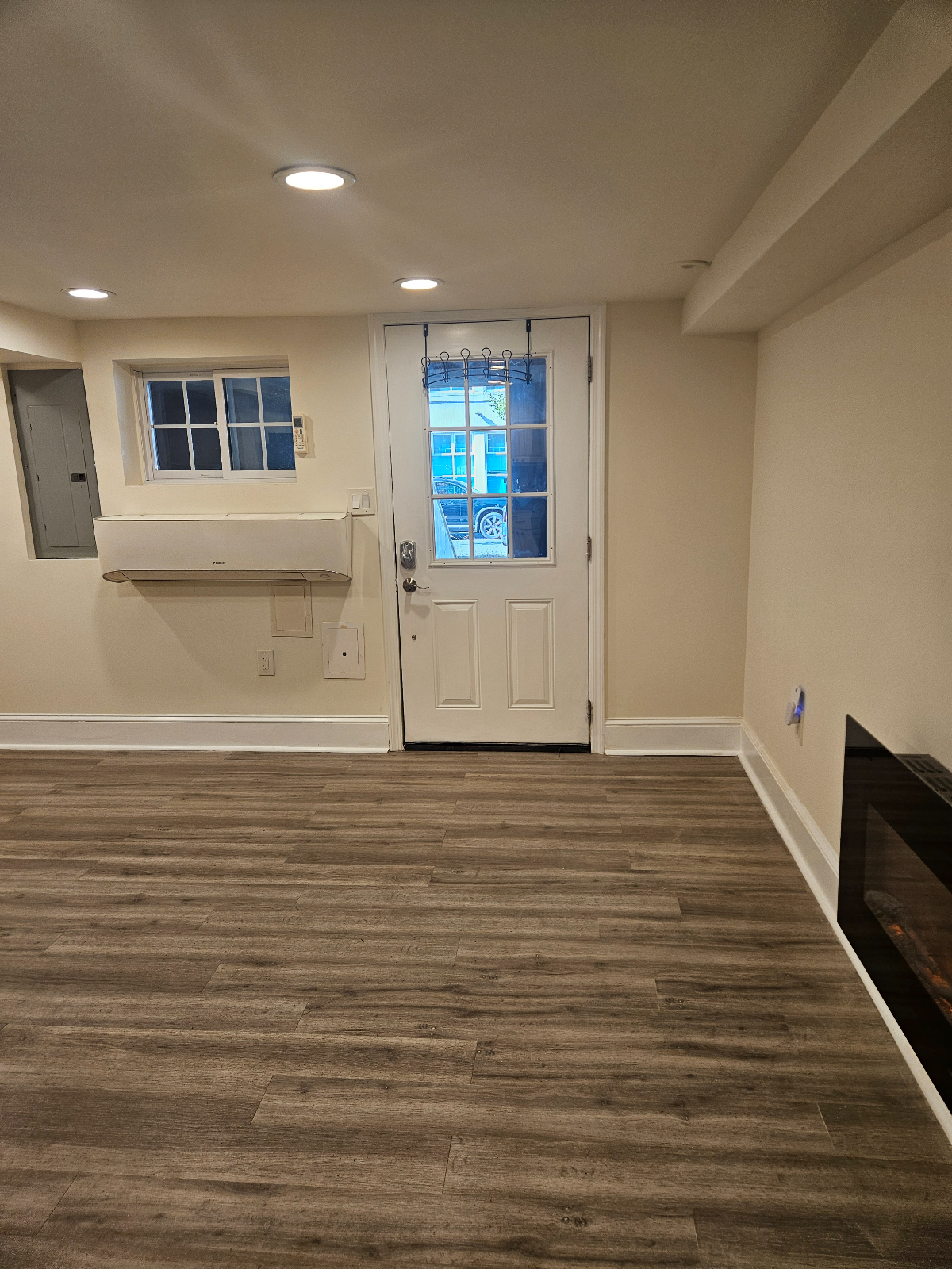 Beautiful Basement Apartment with Private Entrance. - Photo 2