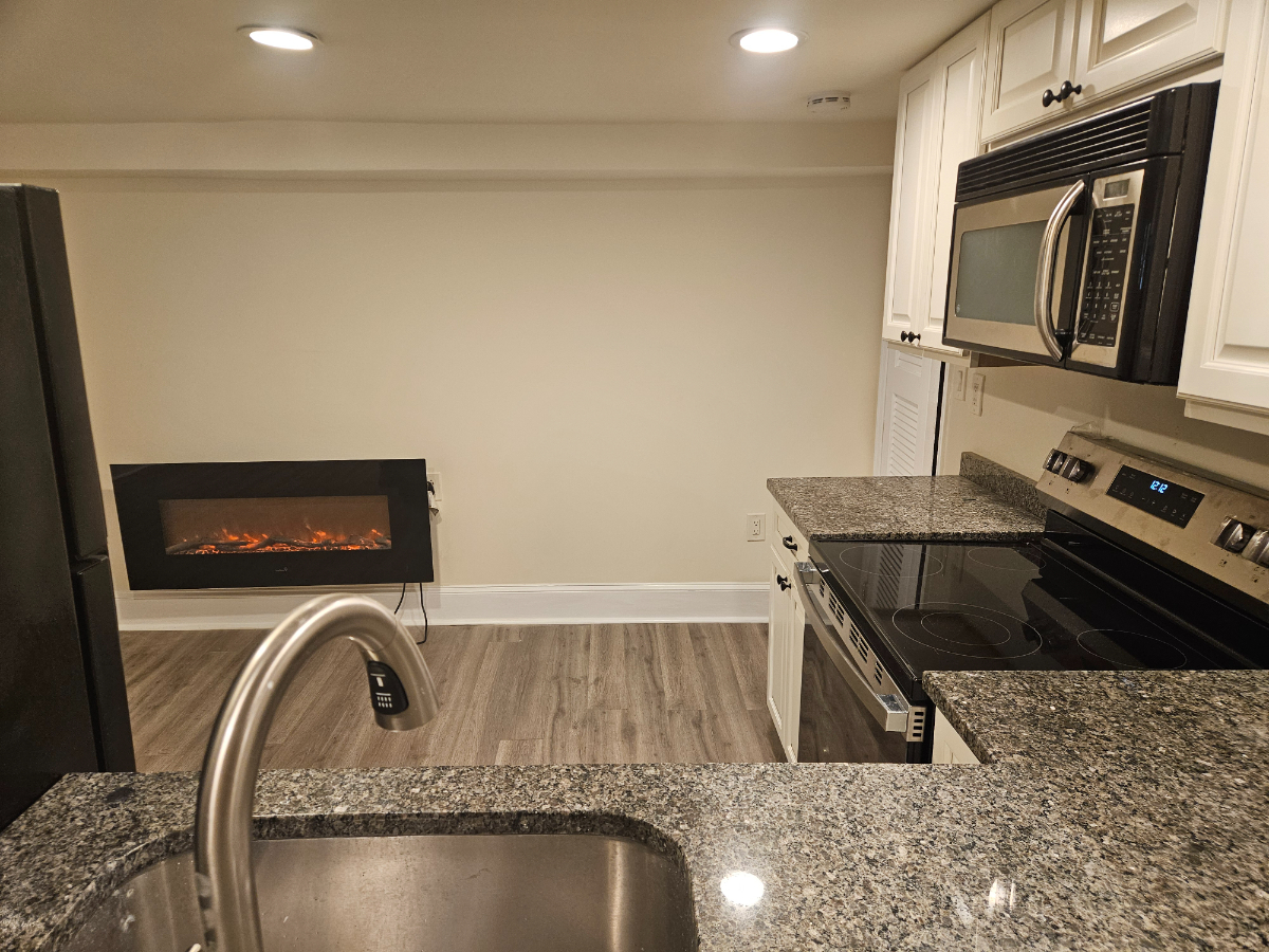 Beautiful Basement Apartment with Private Entrance. - Photo 4