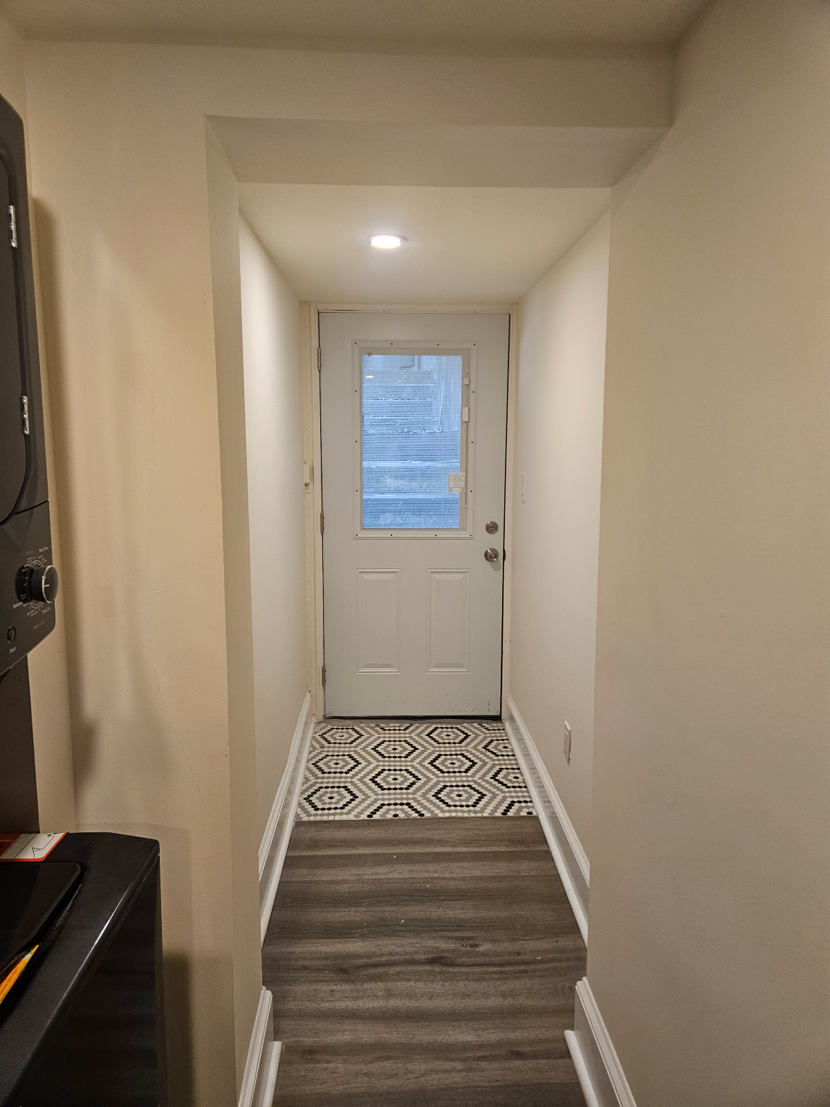 Beautiful Basement Apartment with Private Entrance. - Photo 6