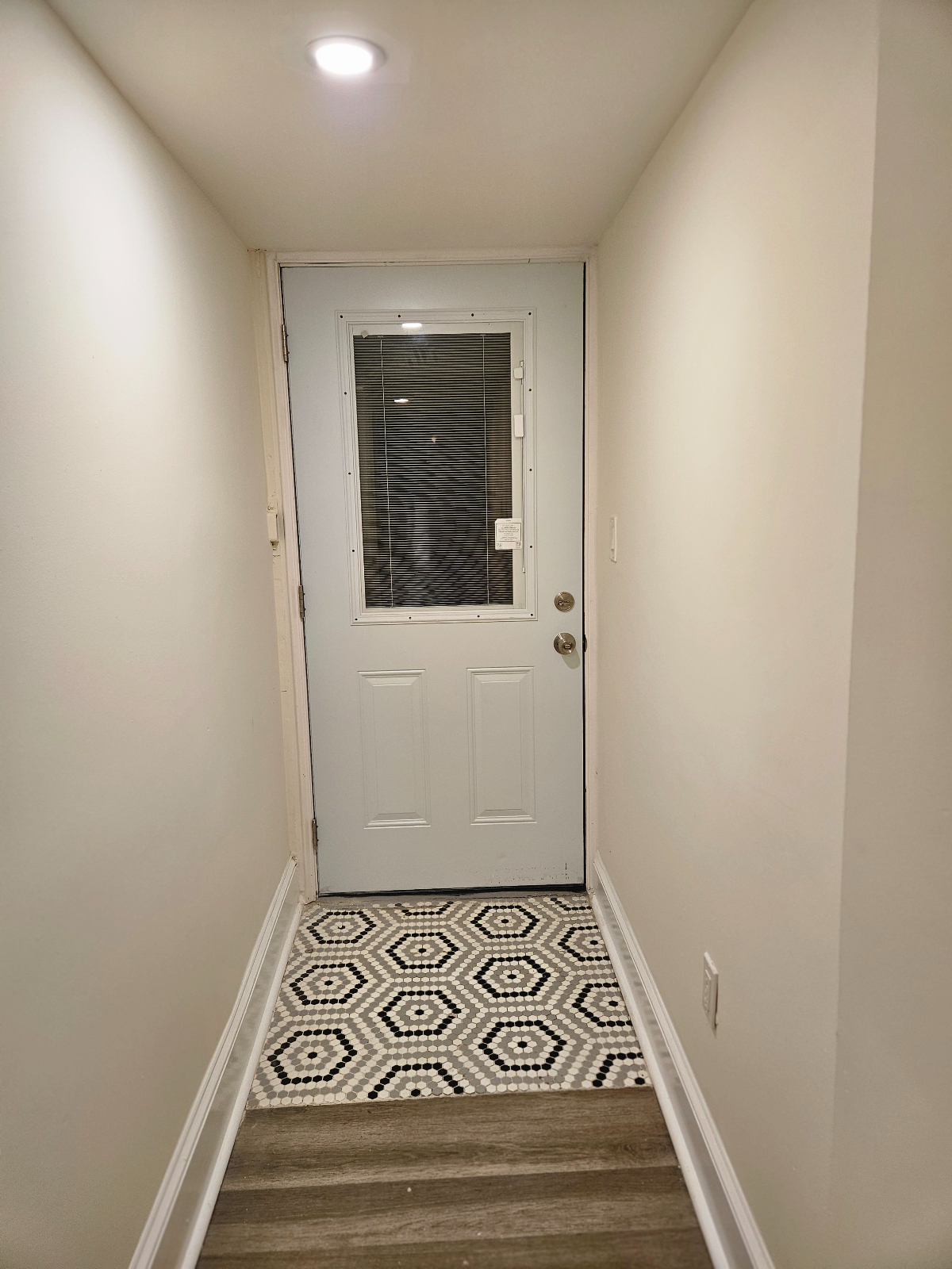 Beautiful Basement Apartment with Private Entrance. - Photo 9