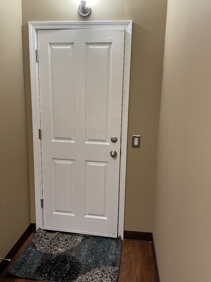Private Entrance w/ Kitchenette - Photo 6
