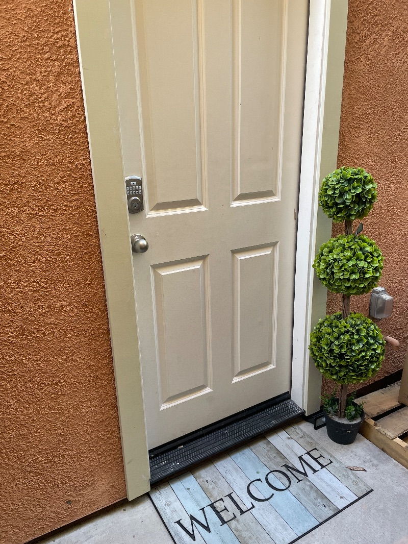 Private Entrance w/ Kitchenette - Photo 5
