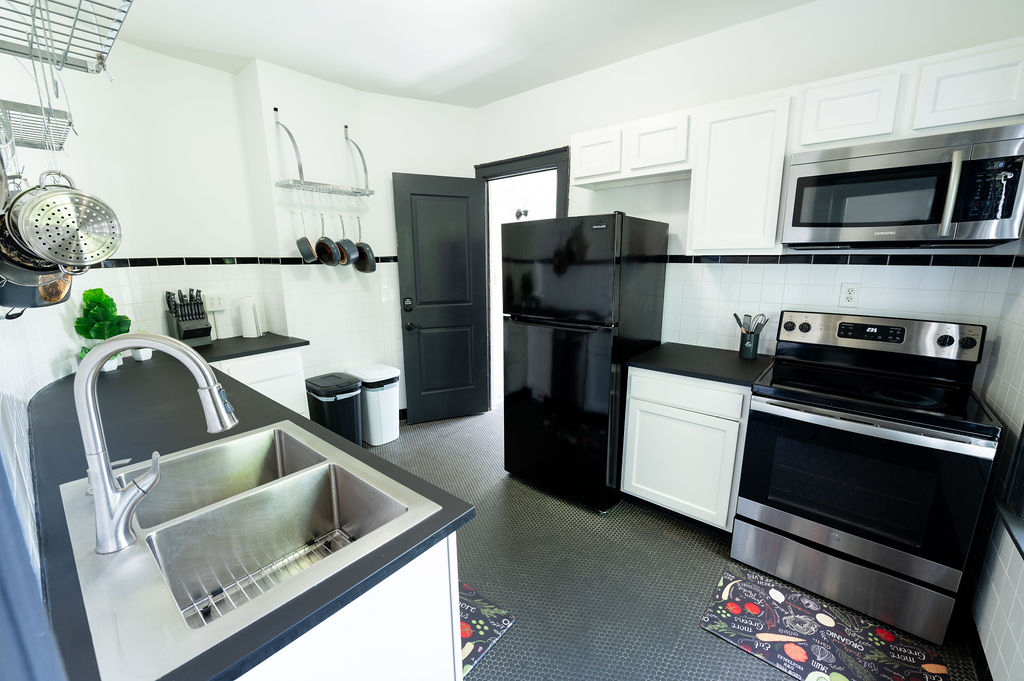 Sprawling 3BR Historic Gem | Walkable West Side / Near Medical Campus & D'Youville - Photo 6