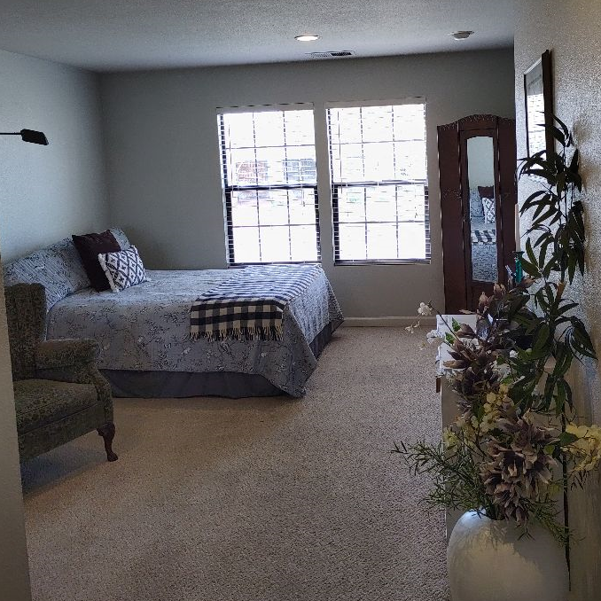 Lg Private 1st Flr Room w/ Private Access, Bathroom, and Garage space - Photo 2