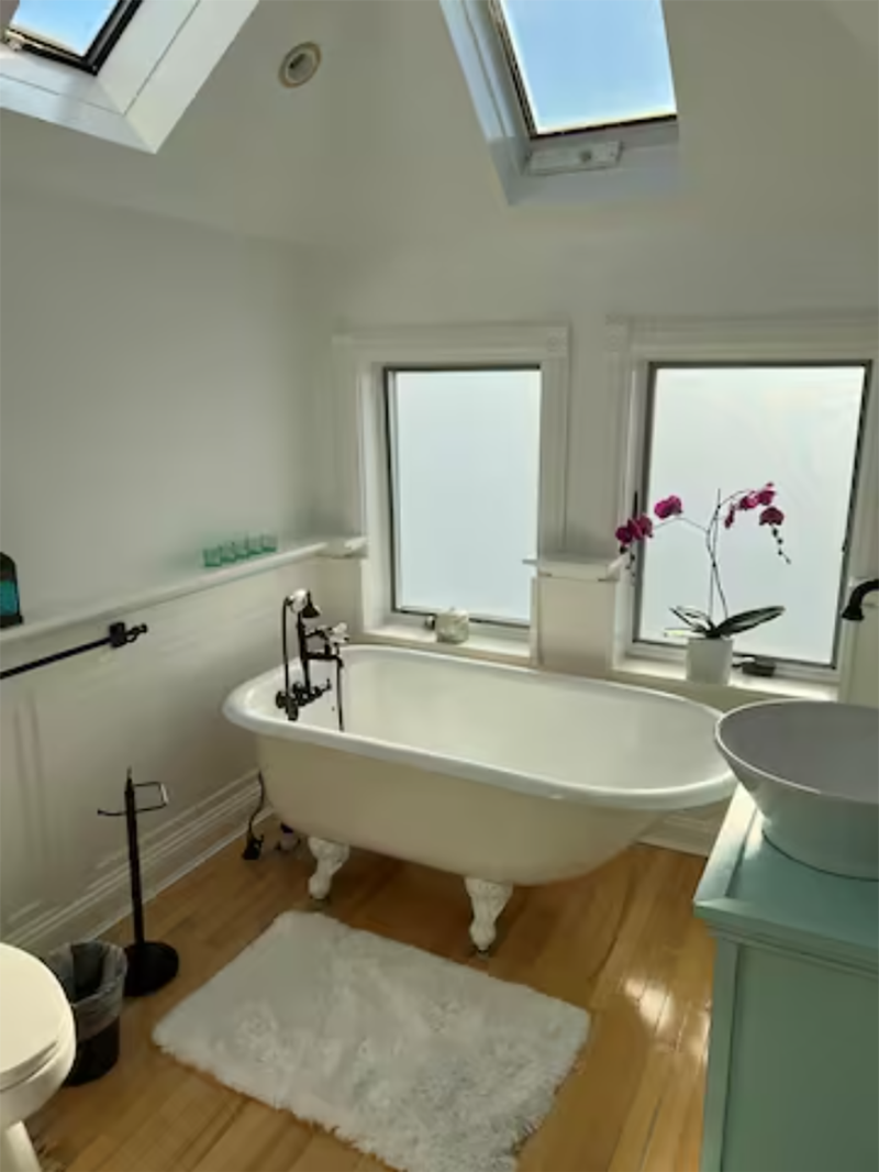 Beautiful Aqua Blue Apt. 3 Bedrooms 2 bathrooms. Parking on Premises/BackYard - Photo 5