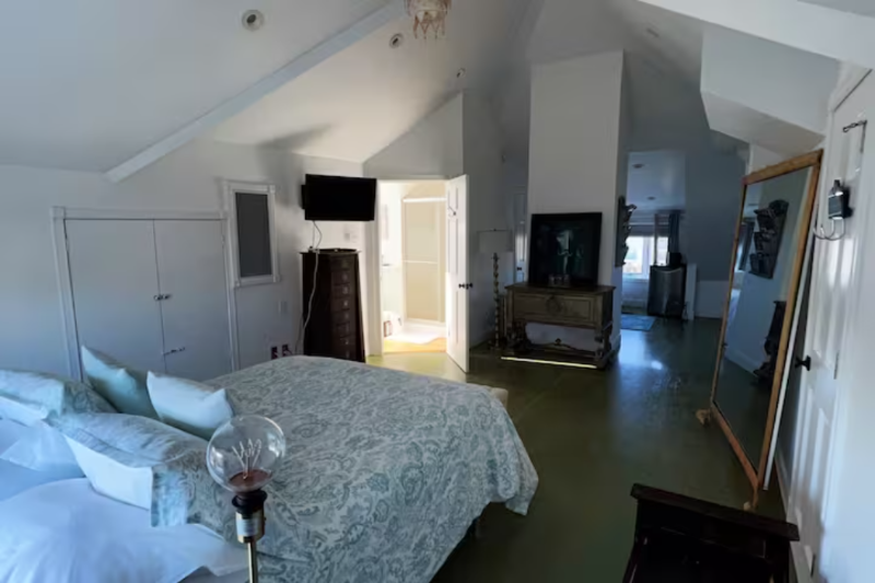 Beautiful Aqua Blue Apt. 3 Bedrooms 2 bathrooms. Parking on Premises/BackYard - Photo 8