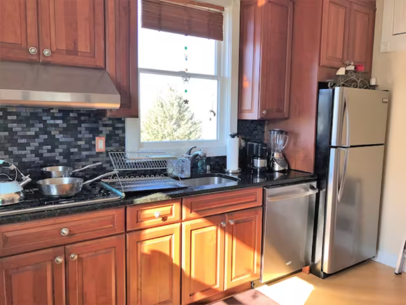 Beautiful Aqua Blue Apt. 3 Bedrooms 2 bathrooms. Parking on Premises/BackYard - Photo 2