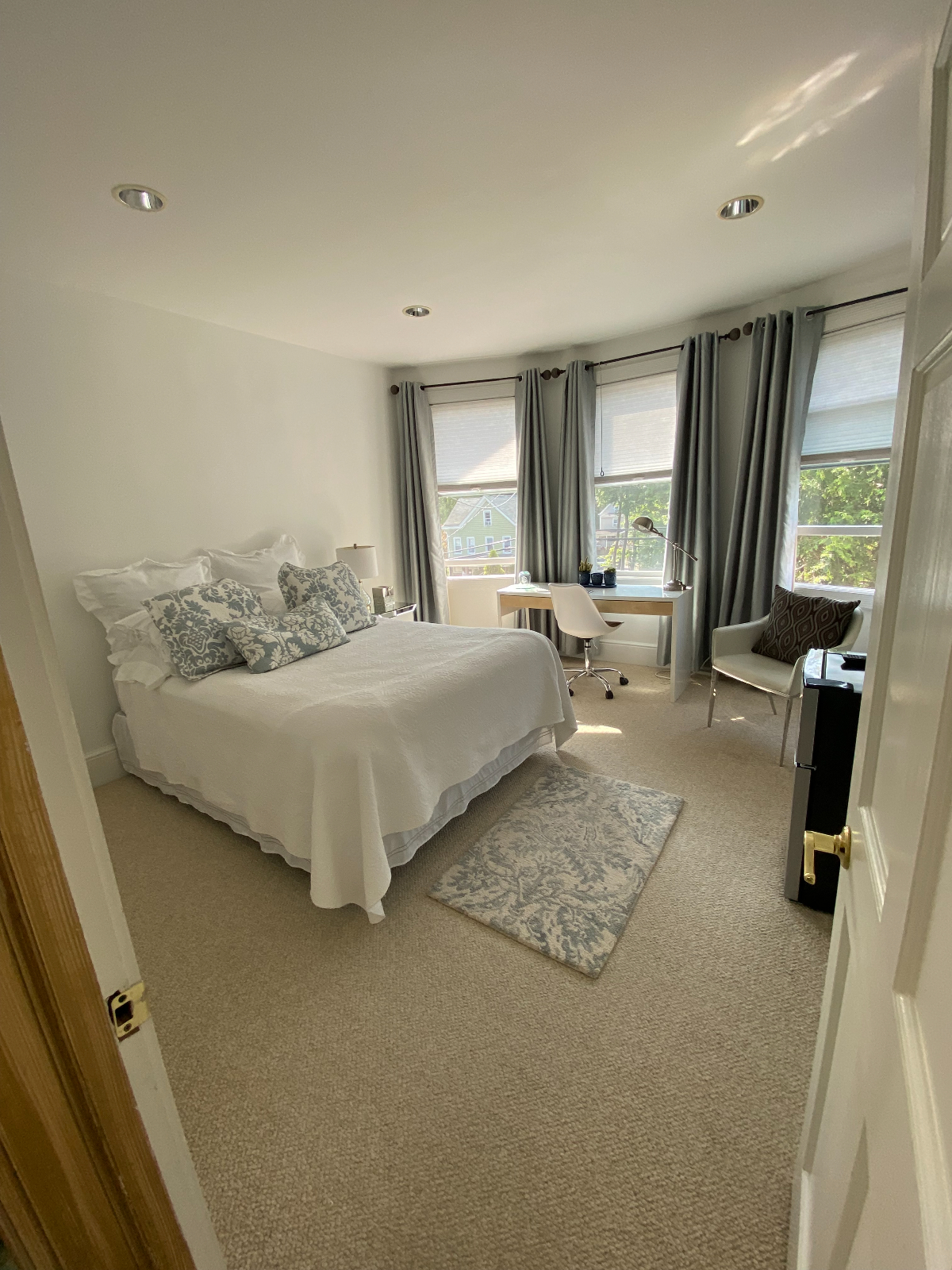 Beautiful Aqua Blue Apt. 3 Bedrooms 2 bathrooms. Parking on Premises/BackYard - Photo 3