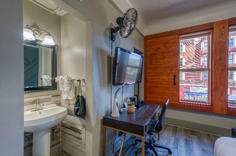 Comfy Cozy Room with Modern Finishes and Amenities - Downtown - Photo 3