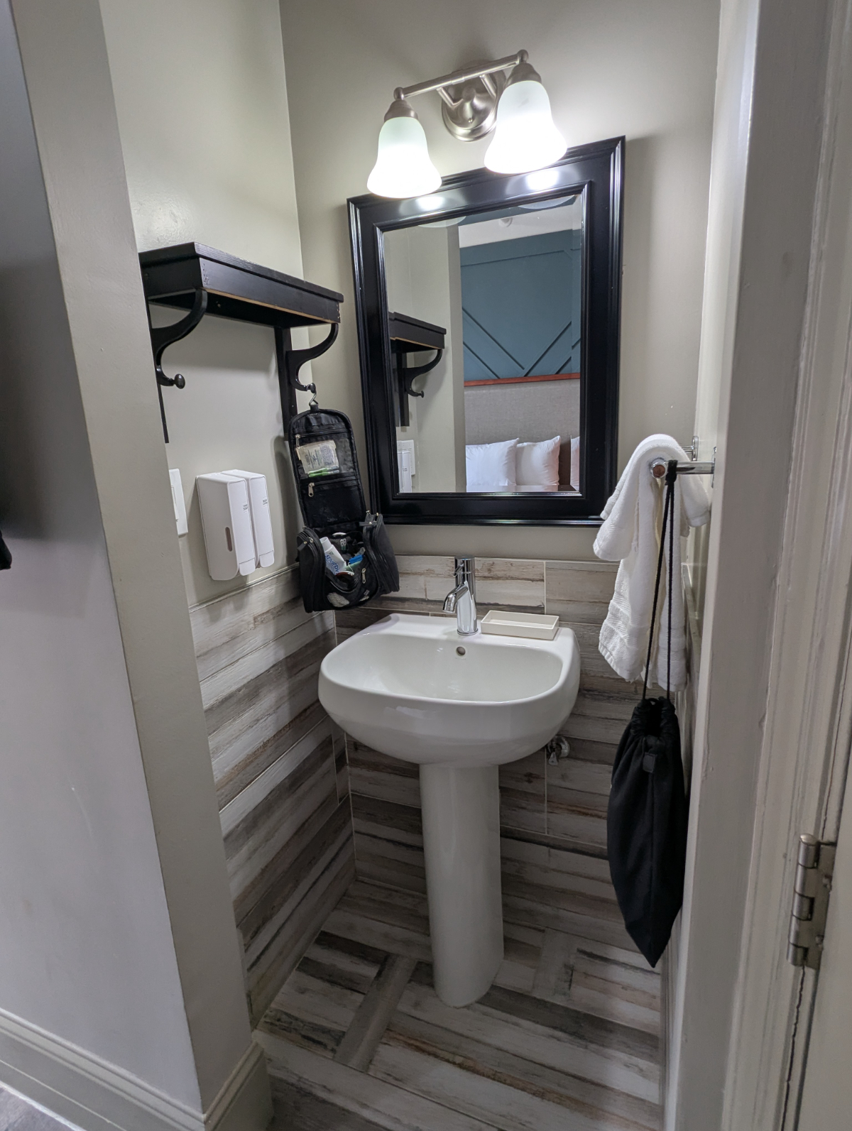 Comfy Cozy Room with Modern Finishes and Amenities - Downtown - Photo 5