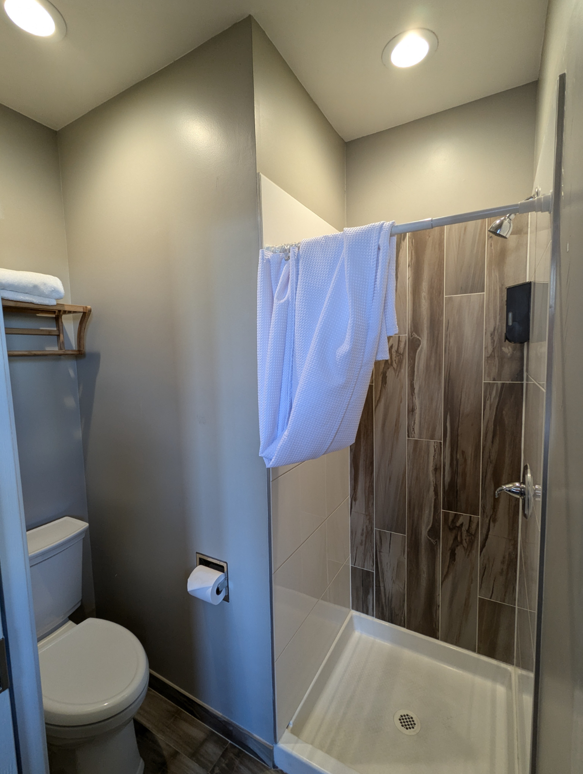 Comfy Cozy Room with Modern Finishes and Amenities - Downtown - Photo 6