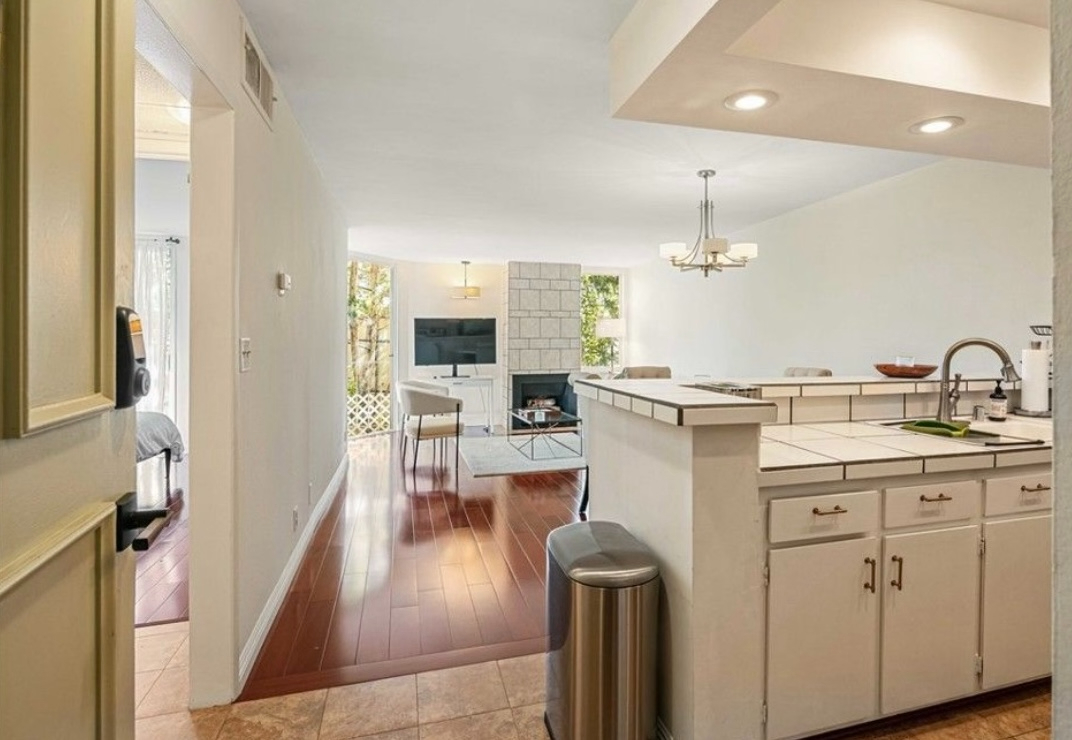 Beautiful Furnished WeHo 1BR | Private Balcony + Parking | Pool/Gym | Utilities Included | Close to Sunset - Photo 2