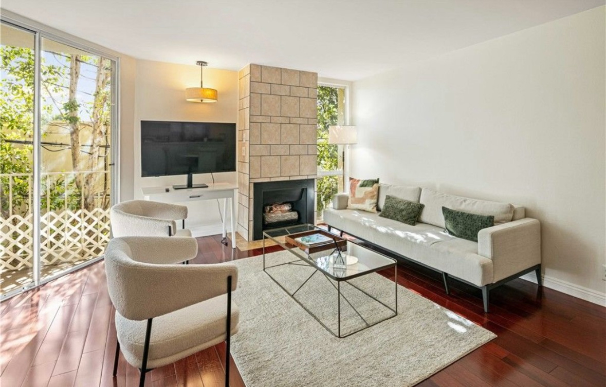Beautiful Furnished WeHo 1BR | Private Balcony + Parking | Pool/Gym | Utilities Included | Close to Sunset - Photo 3