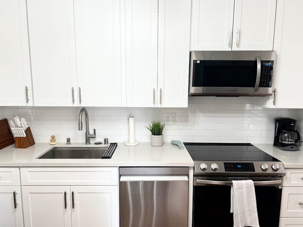 Beautiful Resort Style Condo In Unit W/D and Parking - Photo 4