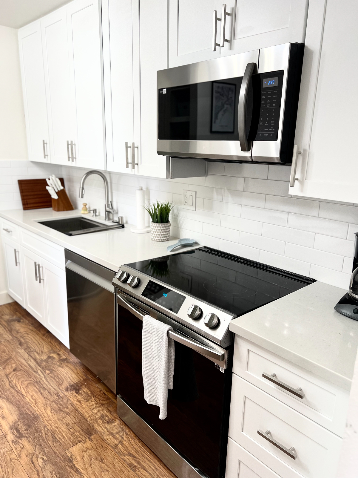 Beautiful Resort Style Condo In Unit W/D and Parking - Photo 2