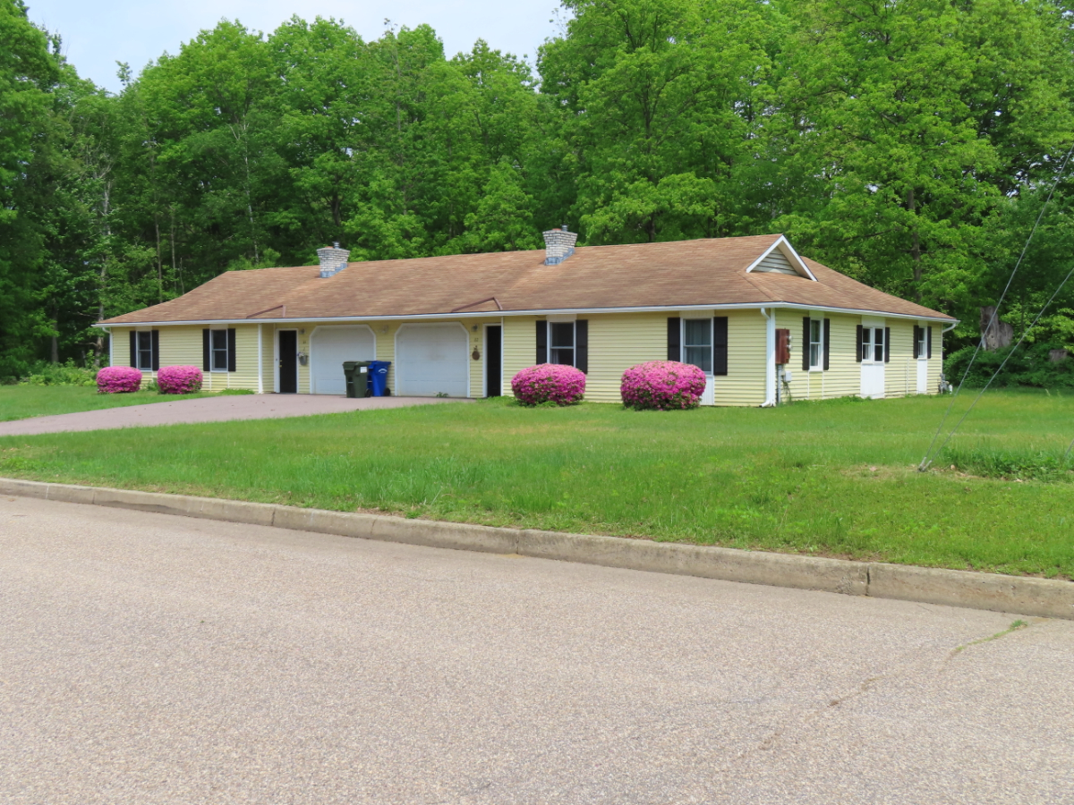 Home with drive-in garage & office - Photo 2
