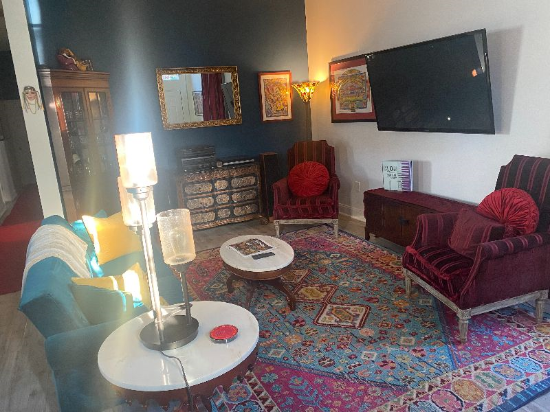 1 BR in beautiful uptown house - swimming pool
