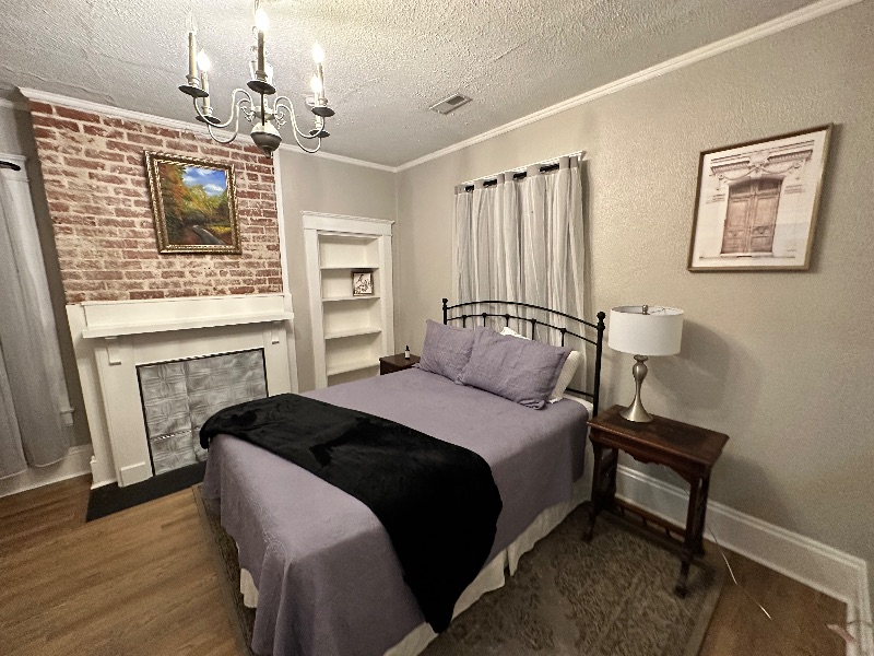 1576 Lee St E Apt A - 2 bed 1 bath second fl apartment East End Historic District OS parking WD all - Photo 3