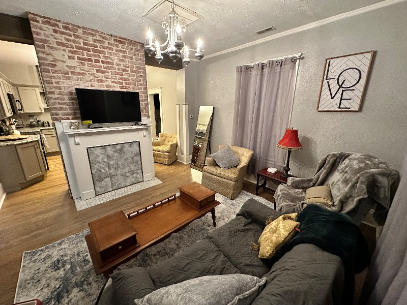 1576 Lee St E Apt A - 2 bed 1 bath second fl apartment East End Historic District OS parking WD all  - Photo 6