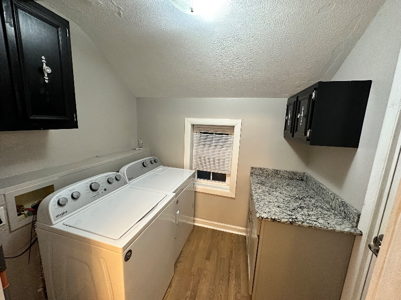 1576 Lee St E Apt A - 2 bed 1 bath second fl apartment East End Historic District OS parking WD all  - Photo 12