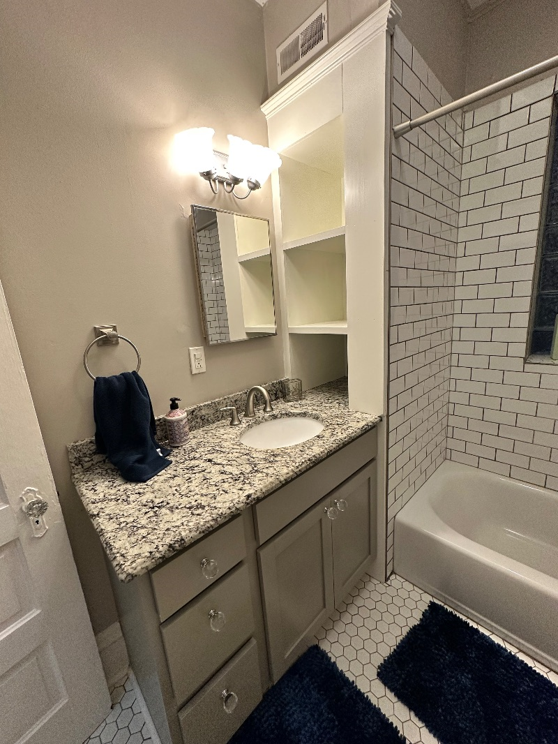 1576 Lee St E Apt A - 2 bed 1 bath second fl apartment East End Historic District OS parking WD all  - Photo 10