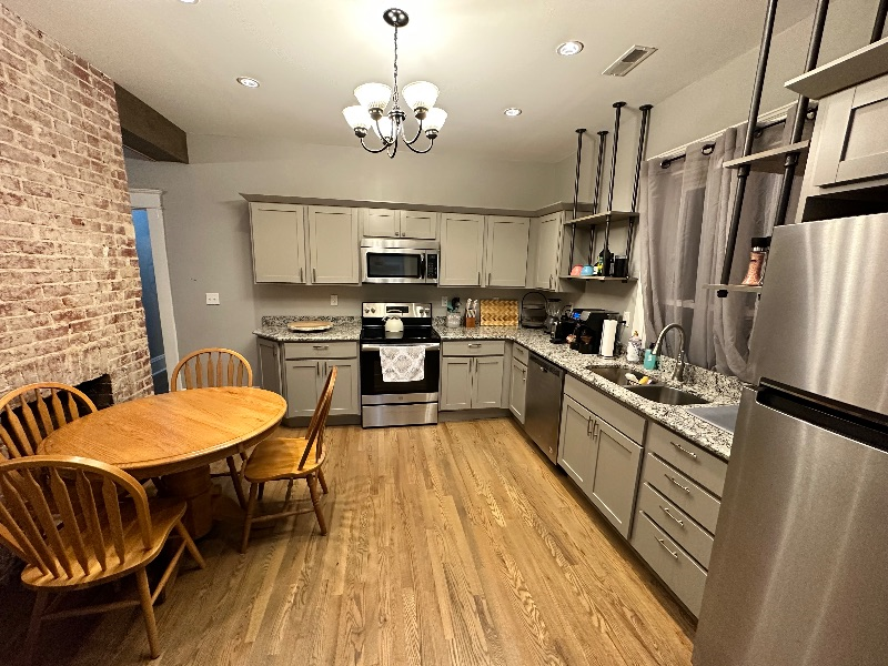 1576 Lee St E Apt A - 2 bed 1 bath second fl apartment East End Historic District OS parking WD all - Photo 4