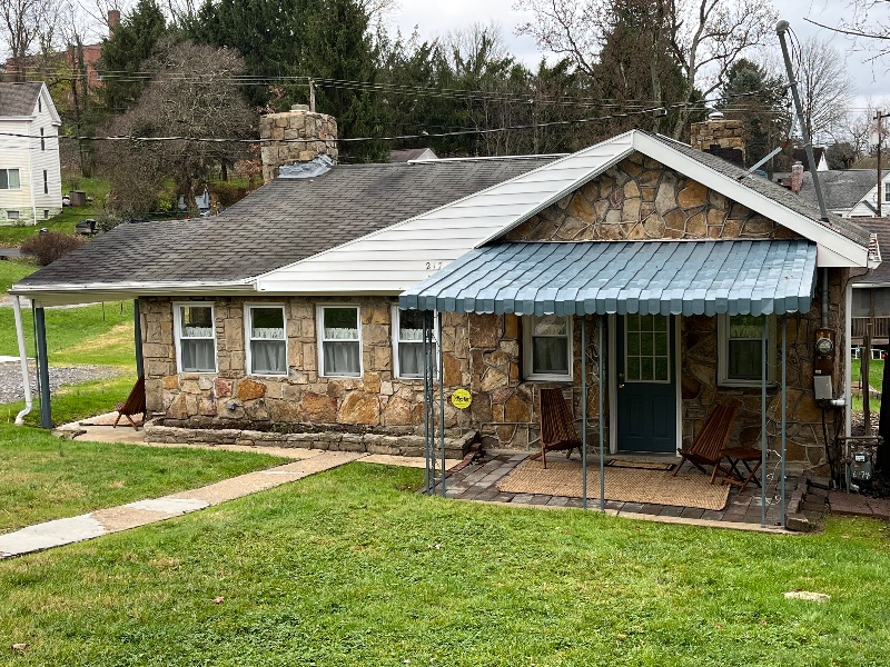 One bedroom cottage w/in walking distance to hospital! - Photo 2