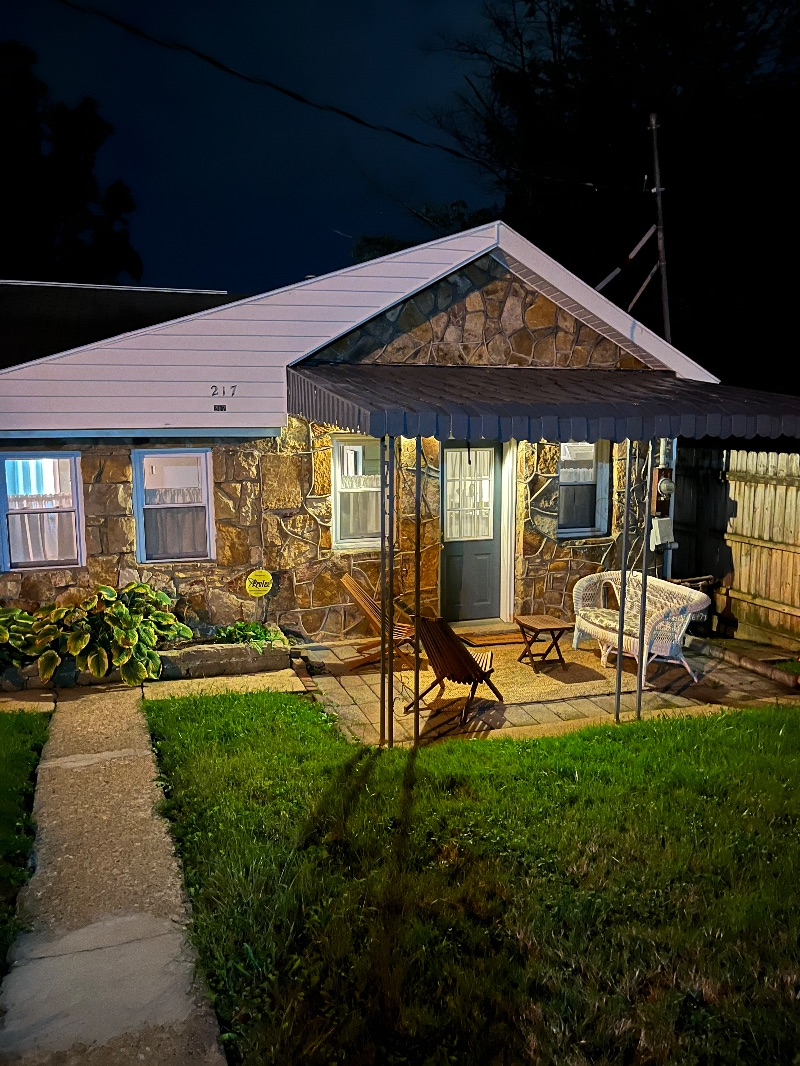 One bedroom cottage w/in walking distance to hospital! - Photo 1