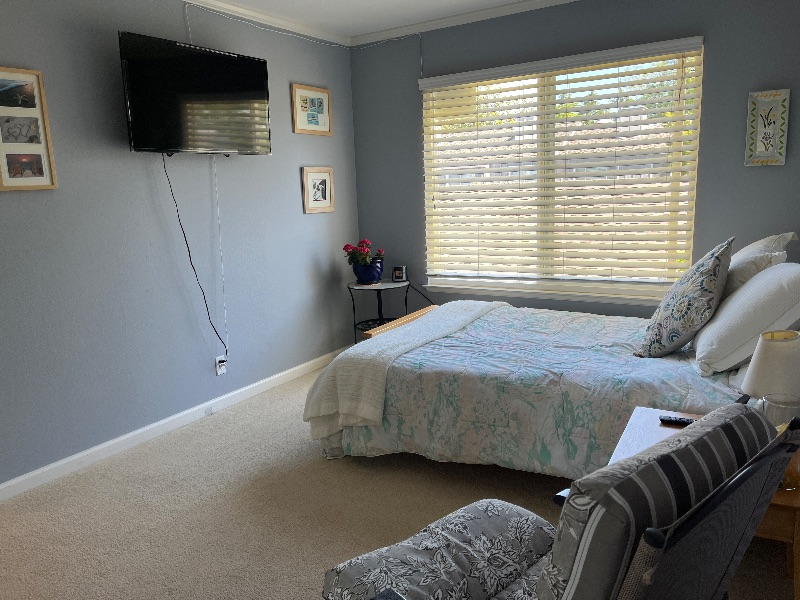 Quiet bedroom and private bath in residential neighborhood - Photo 2