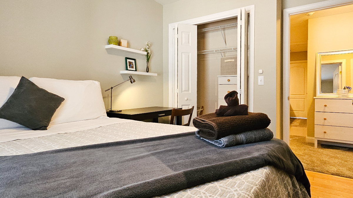 Single Room Sunny Quiet Bedroom w Shared Bath