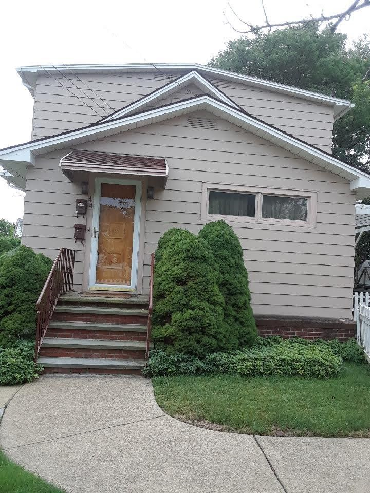 Newly Furnished House Spacious Convenient and Steps Away from UHS Hospitals - Photo 1