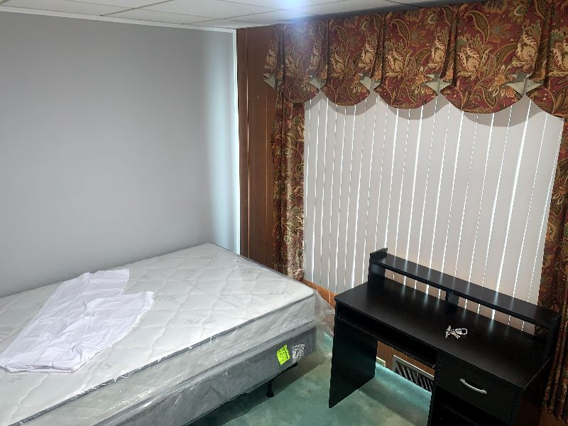 Newly Furnished House Spacious Convenient and Steps Away from UHS Hospitals - Photo 5