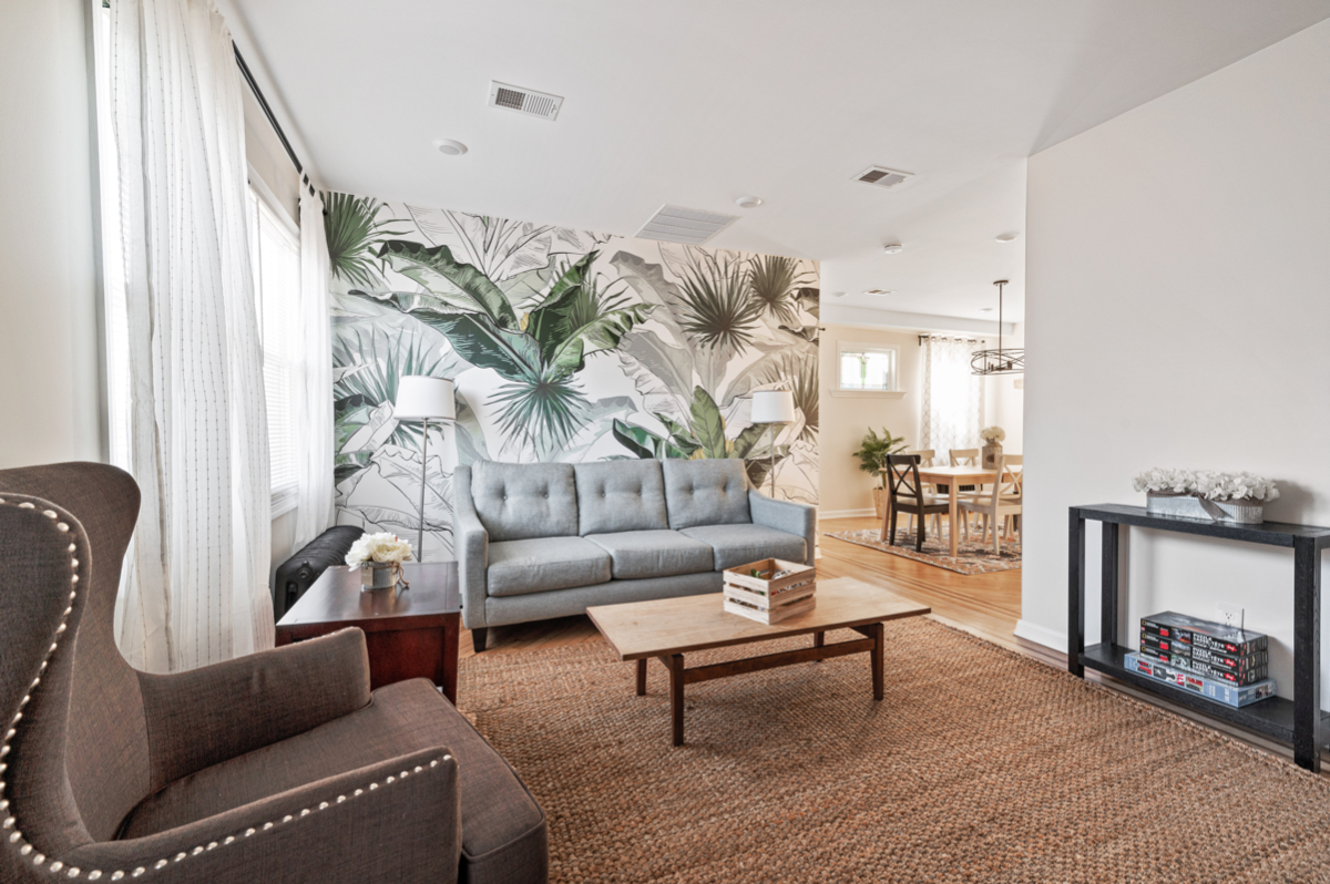 Large Urban Oasis Two Floor Apartment
