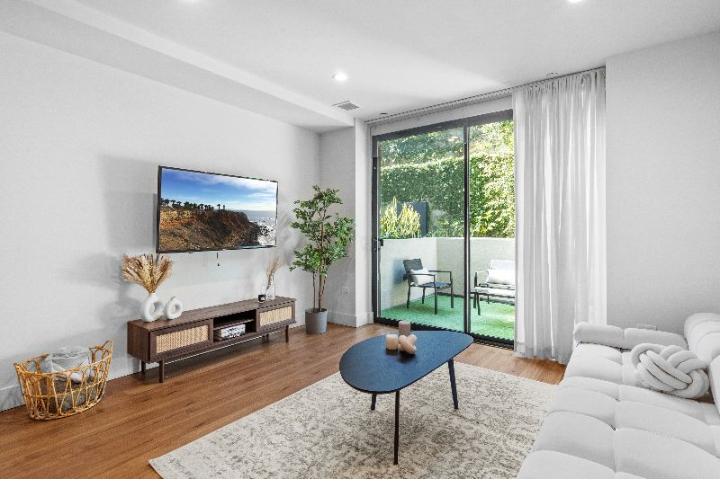 Bright 1BR with Private Patio near DTLA | Free Parking - Photo 2