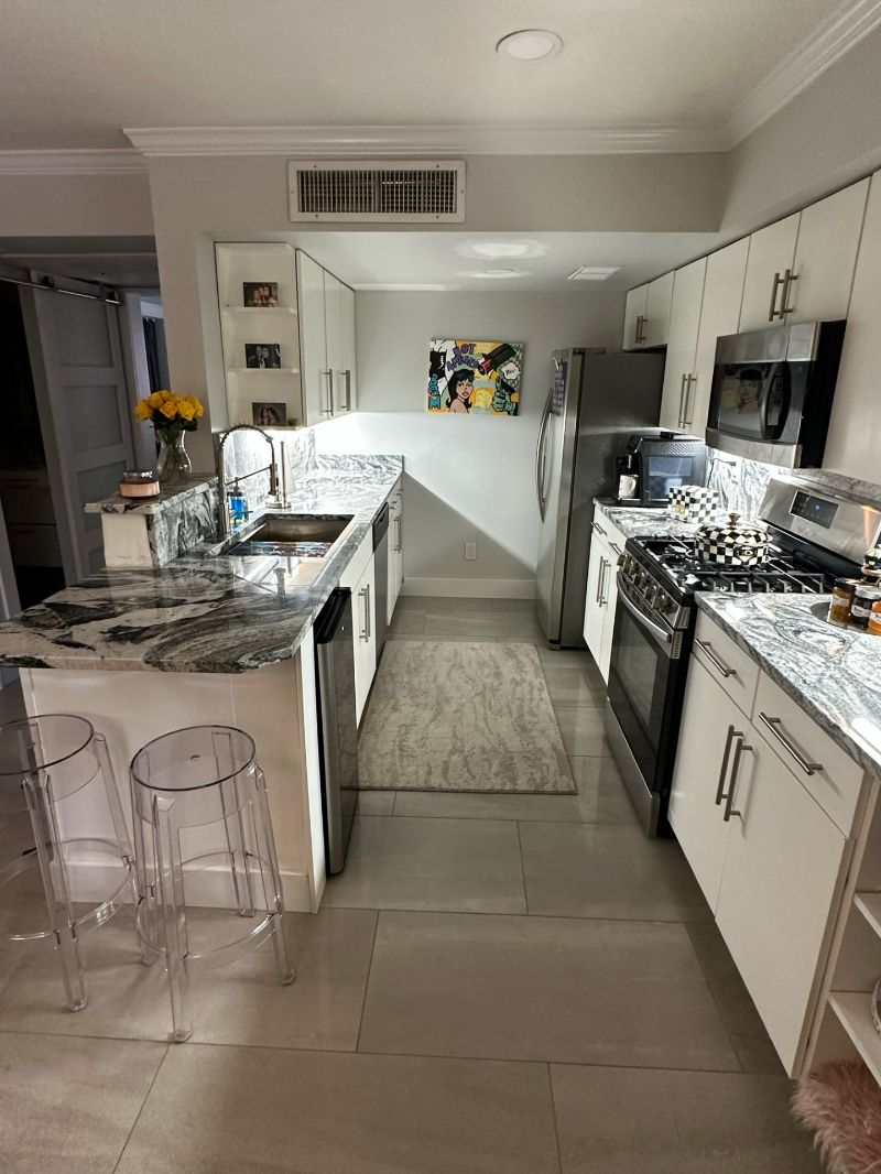LOCATION LOCATION LOCATION Spacious Designer Condo near University of Kentucky Medical Center with All Utilities Included.