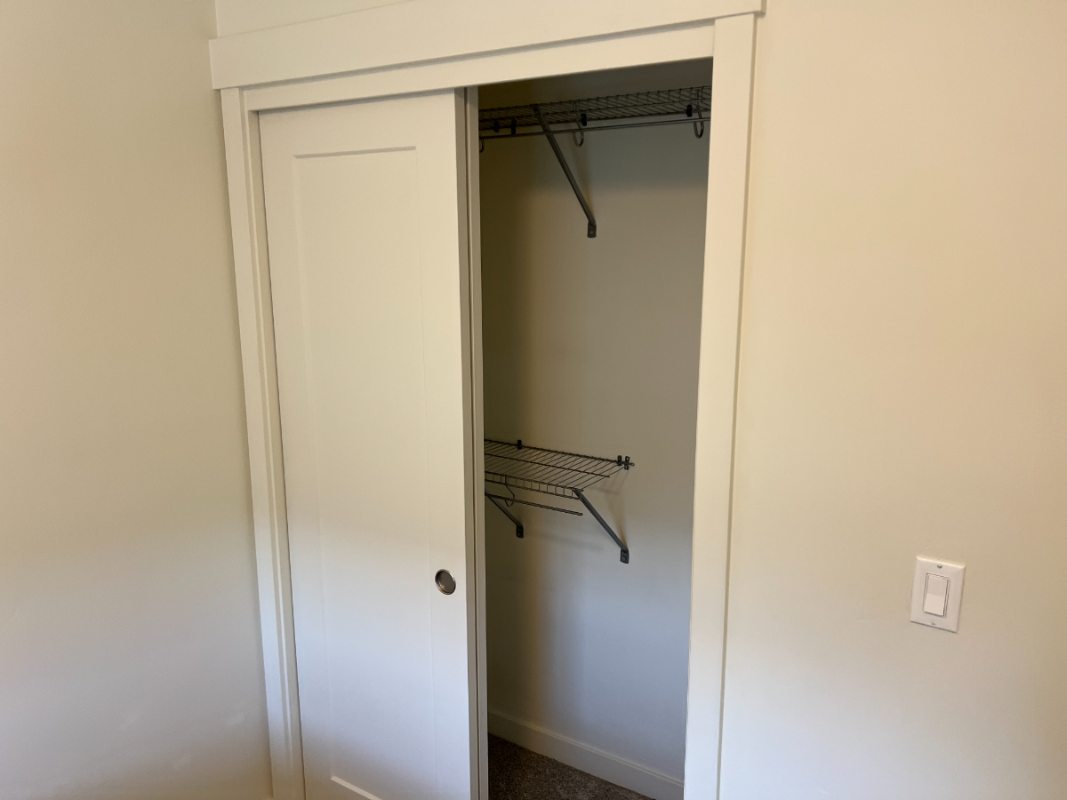 Room in townhouse near St. Charles Hospital (Walking Distance) - Photo 3