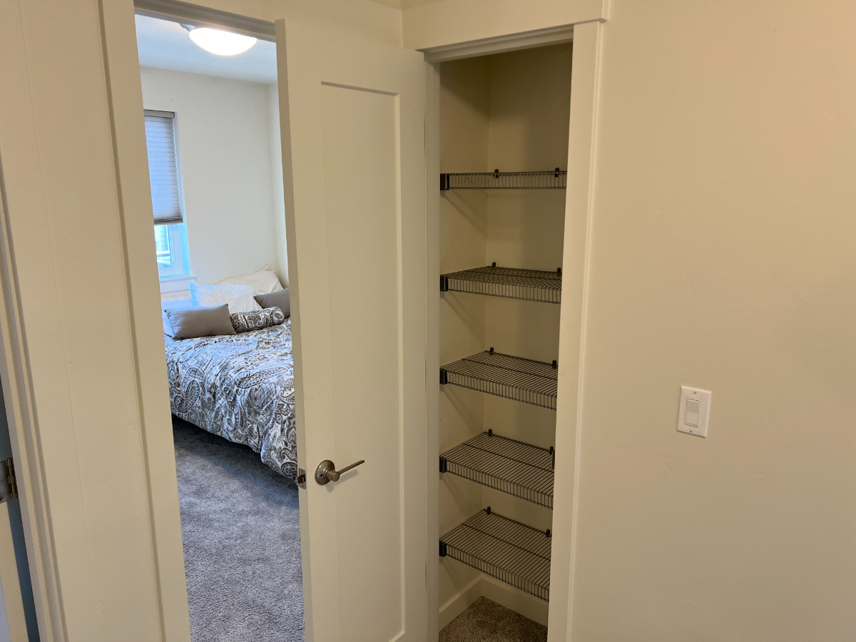 Room in townhouse near St. Charles Hospital (Walking Distance) - Photo 4