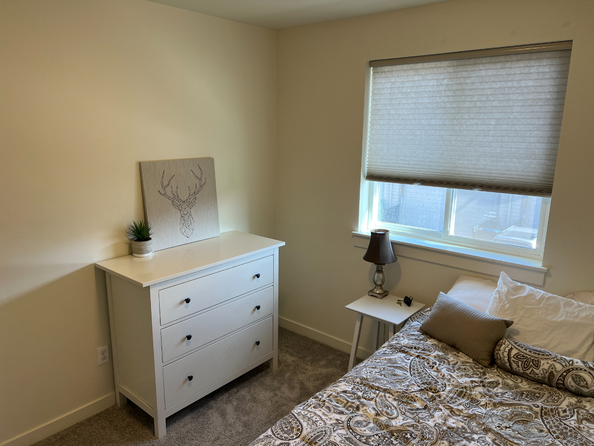 Room in townhouse near St. Charles Hospital (Walking Distance) - Photo 2